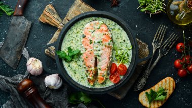 Kremalı ıspanak soslu somon bifteği. Restoran yemeği. Deniz ürünleri. Kırsal tarzda. Düz Yat.