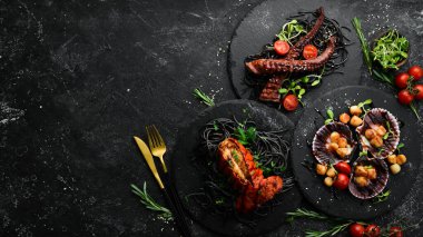 Deniz ürünleri tabakları: somon, ahtapot, ton balığı ve siyah taş zemin üzerinde rapana. Büyük afiş. Düz Yat.