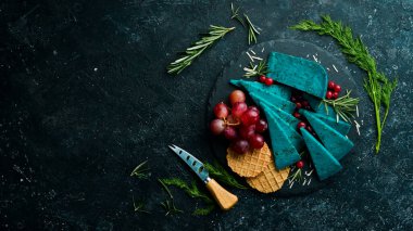 Dilimlenmiş ve atıştırılmış lavanta peyniri. Kırsal tarzda. Boş kopyalama alanı.