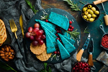 Dilimlenmiş ve atıştırılmış lavanta peyniri. Kırsal tarzda. Boş kopyalama alanı.