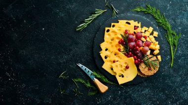 Maasdam dilimlenmiş peynir ve atıştırmalıklar. Kırsal tarzda. Boş kopyalama alanı.