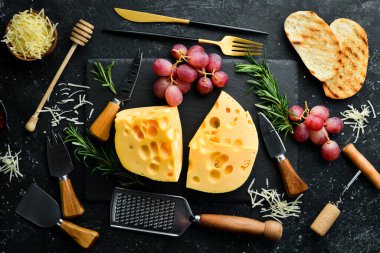 Maasdam dilimlenmiş peynir ve atıştırmalıklar. Kırsal tarzda. Boş kopyalama alanı.