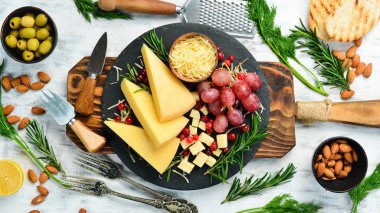 Parmesan peyniri ve abur cubur parçaları. Kırsal tarzda. Boş kopyalama alanı.