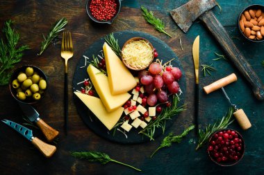 Parmesan peyniri ve abur cubur parçaları. Kırsal tarzda. Boş kopyalama alanı.