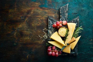 Parmesan peyniri ve abur cubur parçaları. Kırsal tarzda. Boş kopyalama alanı.