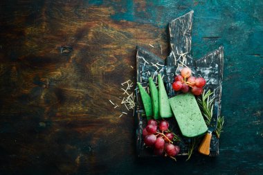 Fesleğen ve otlu yeşil peynir. Kırsal tarzda. Boş kopyalama alanı.