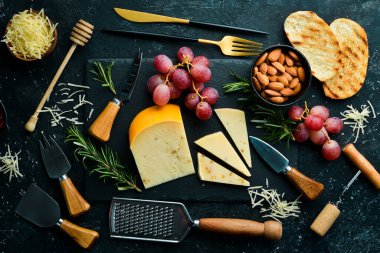 Çerez tabağında fındıklı sert fındık peyniri. Kırsal tarzda. Boş kopyalama alanı.