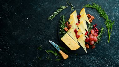 Çerez tabağında fındıklı sert fındık peyniri. Kırsal tarzda. Boş kopyalama alanı.