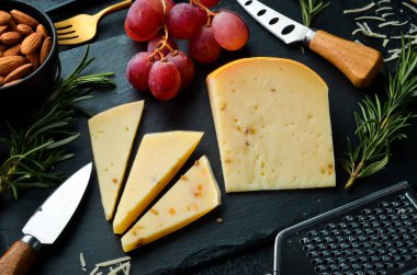 Çerez tabağında fındıklı sert fındık peyniri. Kırsal tarzda. Boş kopyalama alanı.