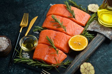 Biberiyeli, limonlu ve sebzeli somon pişiriyorum. Yemek tarifi. Deniz ürünleri. Üst Manzara. Metin için boş alan.