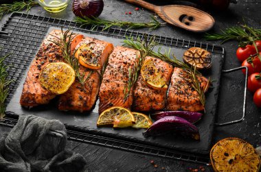 Biberiye, limon ve sebzeli fırında somon. Yemek tarifi. Deniz ürünleri. Metin için kenar görünümü boş alan.