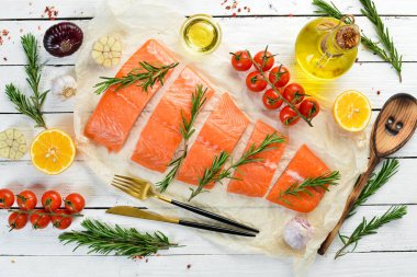 Beyaz ahşap arka planda çiğ somon, sebze, baharat ve otlar. Yemek tarifi. Deniz ürünleri. Metin için boş alan.
