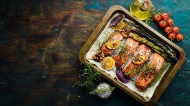 Metal tepside sebze ve biberiyeli ızgara somon parçaları. Yemek tarifi. Deniz ürünleri. Metin için boş alan.