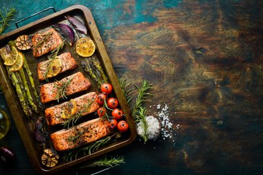 Metal tepside sebze ve biberiyeli ızgara somon parçaları. Yemek tarifi. Deniz ürünleri. Metin için boş alan.