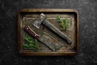 Eski mutfak gereçleri metal mutfak tepsisinde, siyah taştan bir arka planda. Retro masa takımı. Metin için boş alan.