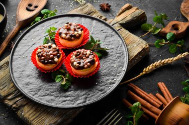 Tatlı. Karamelli kek ve çikolata hapları. Şekerler. Üst Manzara. Kırsal biçim.