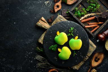 Tatlı. Yeşil elma şeklinde kremalı kekler. Şekerler. Üst Manzara. Kırsal biçim.