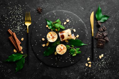 Tatlı. Plastik bardakta mini kremalı karamel tatlılar. Çikolata. Üst Manzara. Kırsal biçim.