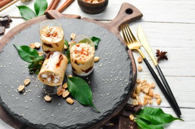 Tatlı. Plastik bardakta mini kremalı karamel tatlılar. Çikolata. Üst Manzara. Kırsal biçim.