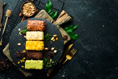 Tatlı. Renkli kurabiyeler: çikolata, krema, karamel ve şam fıstığı. Çikolata. Üst Manzara. Kırsal biçim.