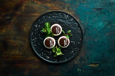 Kremalı ve çikolatalı kurabiyeler. Çikolata. Üst Manzara. Kırsal biçim.