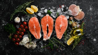 Buzlu çiğ somon bifteği. Karanlık bir arka planda. Üst görünüm.