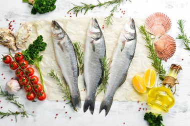 Baharatlı çiğ levrek balığı. Beyaz ahşap bir arka planda. Üst görünüm.