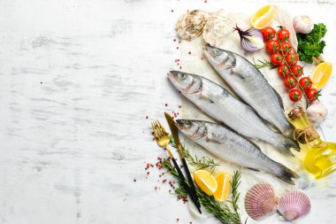 Baharatlı çiğ levrek balığı. Beyaz ahşap bir arka planda. Üst görünüm.