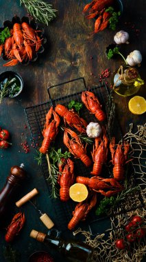 Bira partisi. Eski ahşap bir arka planda kerevitli kerevitlerle dolu bir hayat. Deniz ürünleri. Üst Manzara. Düz yatıyordu.