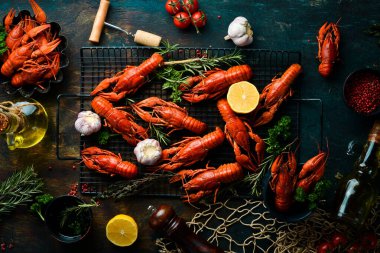 Bira partisi. Eski ahşap bir arka planda kerevitli kerevitlerle dolu bir hayat. Deniz ürünleri. Üst Manzara. Düz yatıyordu.