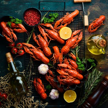 Bira partisi. Eski ahşap bir arka planda kerevitli kerevitlerle dolu bir hayat. Deniz ürünleri. Üst Manzara. Düz yatıyordu.