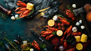 Bira partisi. Eski ahşap bir arka planda kerevitli kerevitlerle dolu bir hayat. Deniz ürünleri. Üst Manzara. Düz yatıyordu.