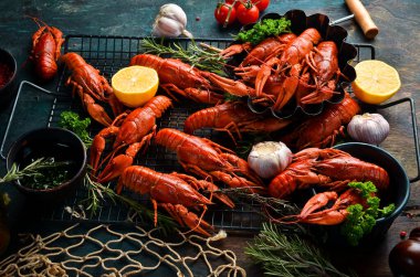 Bira partisi. Eski ahşap bir arka planda kerevitli kerevitlerle dolu bir hayat. Deniz ürünleri. Üst Manzara. Düz yatıyordu.