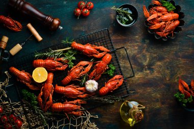 Bira partisi. Eski ahşap bir arka planda kerevitli kerevitlerle dolu bir hayat. Deniz ürünleri. Üst Manzara. Düz yatıyordu.