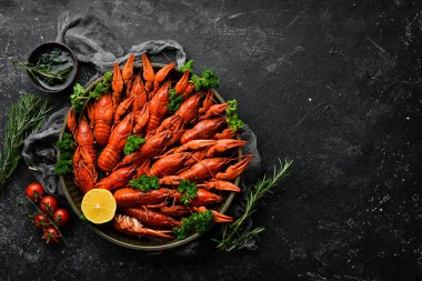 Bira partisi. Eski ahşap bir arka planda kerevitli kerevitlerle dolu bir hayat. Deniz ürünleri. Üst Manzara. Düz yatıyordu.