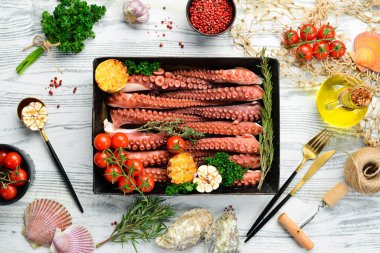 Metal bir kabın içinde baharat ve otlarla haşlanmış ahtapot dokunaçları. Üst Manzara. Düz yatıyordu.