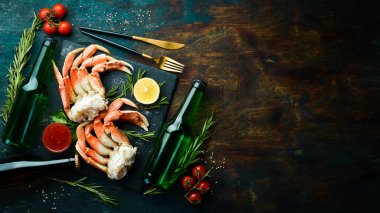 Siyah arka planda bira ve yengeç pençeleri. Kırsal tarzda. Deniz ürünleri lezzetleri..