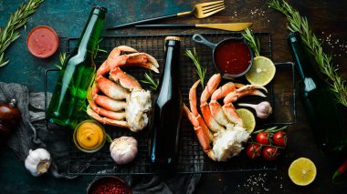 Siyah arka planda bira ve yengeç pençeleri. Kırsal tarzda. Deniz ürünleri lezzetleri..