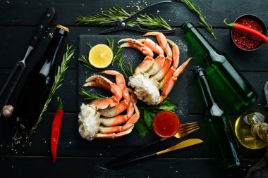 Siyah arka planda bira ve yengeç pençeleri. Kırsal tarzda. Deniz ürünleri lezzetleri..