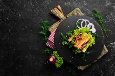 Sosisli, soğanlı, peynirli ve marullu tost ekmeği. Sokak yemeği. Boş kopyalama alanı.