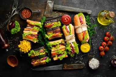 Kahvaltıda. Sosis, pirzola, marul, soğan, domates ve sebzeli klasik sandviçler. Kırsal tarzda. Boş kopyalama alanı.