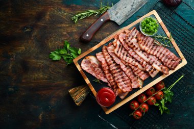 Siyah bir taş tahtada kızarmış pastırma parçaları. Üst Manzara. Metin için boş alan.