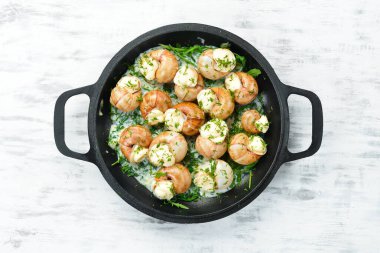 Sarımsaklı Bourgogne Salyangoz, siyah taş tabakta krem soslu peynir. Üst Manzara. Metin için boş alan.