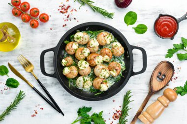 Sarımsaklı Bourgogne Salyangoz, siyah taş tabakta krem soslu peynir. Üst Manzara. Metin için boş alan.