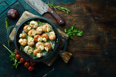 Sarımsaklı Bourgogne Salyangoz, siyah taş tabakta krem soslu peynir. Üst Manzara. Metin için boş alan.