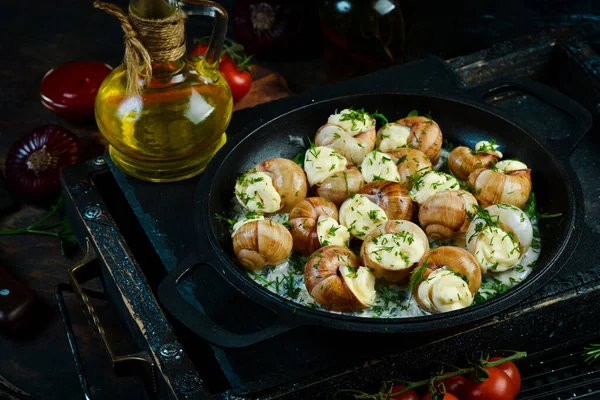 Sarımsaklı Bourgogne Salyangoz, siyah taş tabakta krem soslu peynir. Üst Manzara. Metin için boş alan.