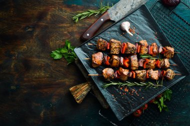 Geleneksel Kebap. Siyah taş tabakta sebzeli sulu tavuk kebabı. Barbekü. Üst Manzara. Metin için boş alan.