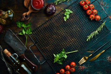 Siyah bir arka planda sebzeler, baharatlar ve otlar. Mutfak arka planı. Üst Manzara. Metin için boş alan.