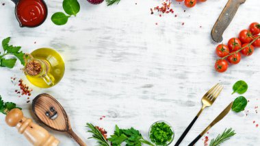 Beyaz ahşap bir arka planda sebzeler, baharatlar ve otlar. Mutfak arka planı. Üst Manzara. Metin için boş alan.