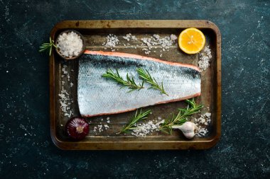 Metal bir tencerede taze somon filetosu. Deniz ürünleri. Üst Manzara. Metin için boş alan.